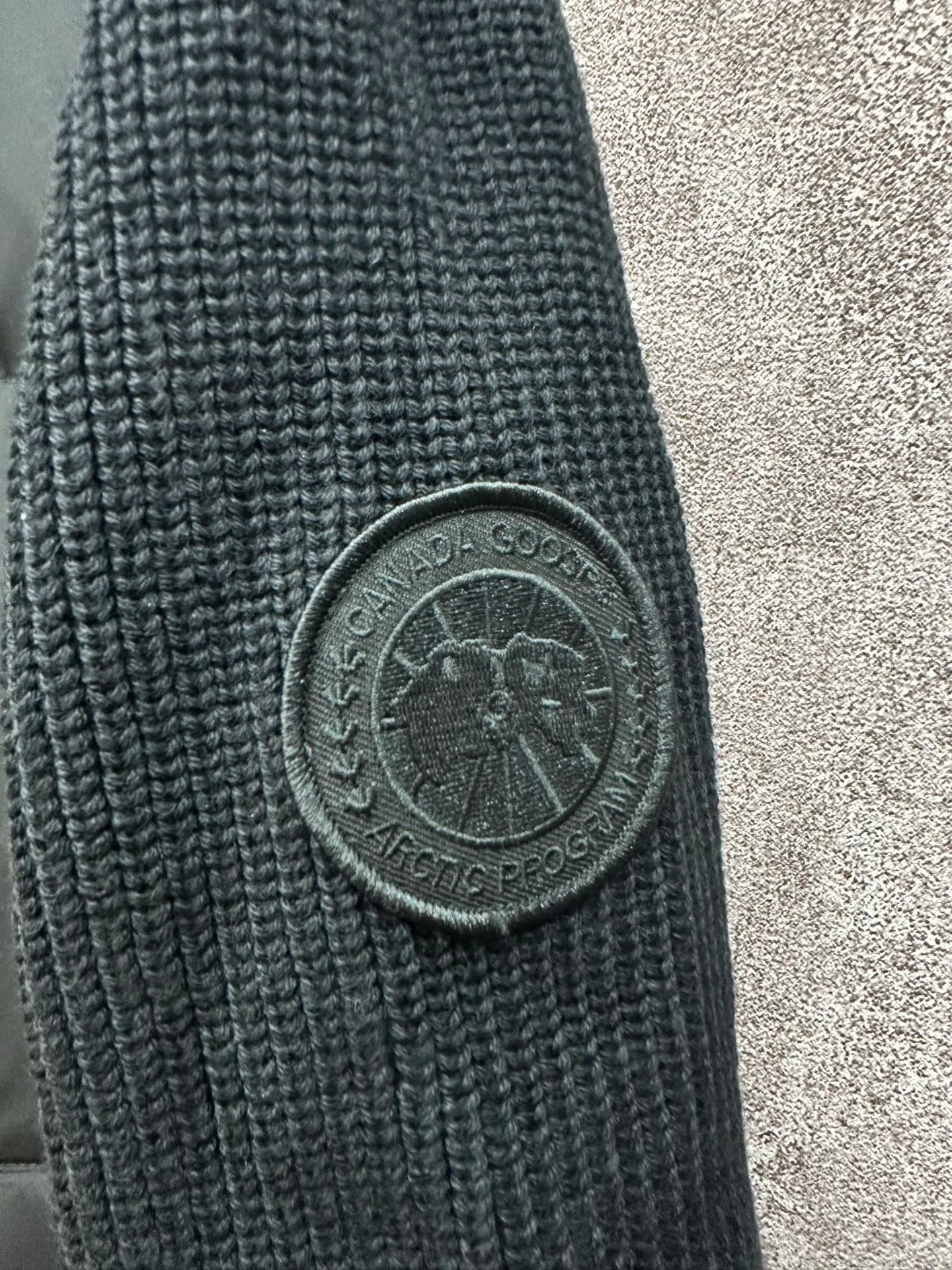 P930 Canada Goose Armband Hooded Down Jacket Fabric selection: The use of high-quality protective nylon fabric not only enhances the wear resistance of the surface, but also takes into account wind resistance, ensuring excellent performance in various harsh weather conditions.  90 national standard high-quality white duck down: selected high-loft down, weighing 170g, light and warm, with excellent temperature locking performance and good resilience.  Three-dimensional quilting process: Precision thread reinforcement to prevent velvet drilling and ensure that the fluffy and resilient elasticity lasts as new.  7-needle medium-thick knitted structure: Use thicker yarns to knit woolen fabrics with obvious thickness and weight. The texture is clearly visible and has a rough, retro texture. It has a good skeleton feel, is relatively stiff, and can maintain the silhouette of clothing for a long time. It also provides more layers of still air to lock in heat.  There is a brand exclusive LOGO on the woolen sleeve arms. It is dark and not obvious in the photo.  Accessories: One-to-one customized logo, one-to-one customized zipper pendant, one-to-one customized snap button SIZE: S M L XL